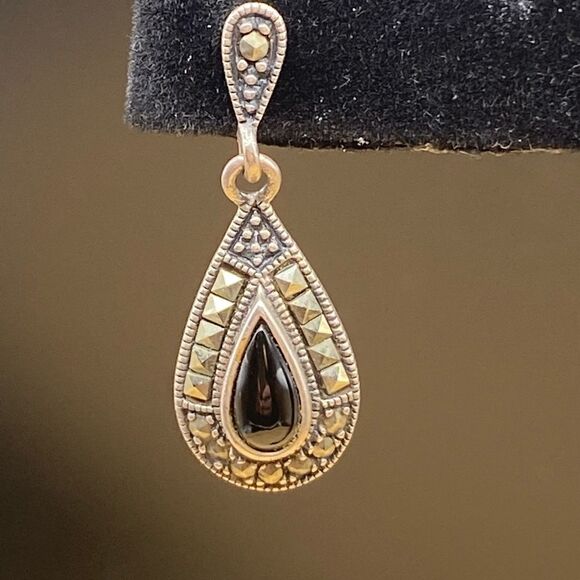 925 silver drop earrings w/Hermatites and 5x10 pear shaped center Onyx. 1 1/4” - Picture 3 of 6